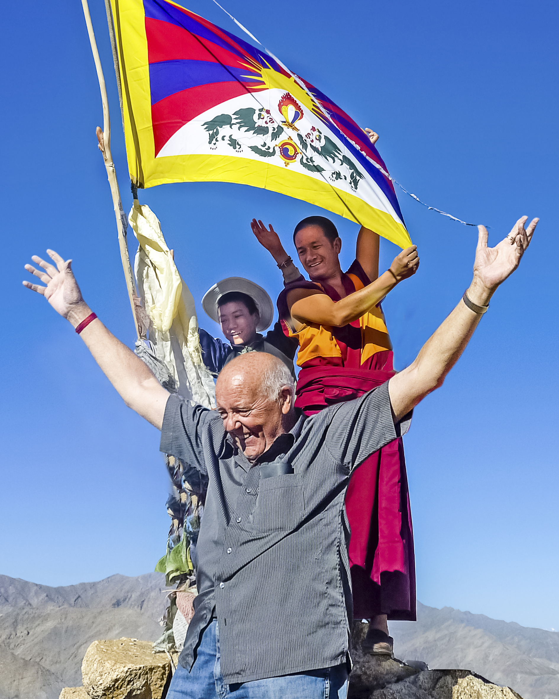 Aimé Fages au Ladakh avec drapeau tibétai